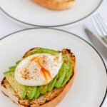 Avocado toast aux œufs recette petit-déjeuner sain