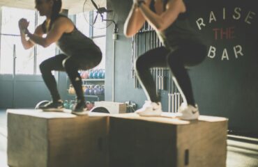 squat, exercice, fitness, musculation, jambes, fessiers, bonne posture, prévention blessures