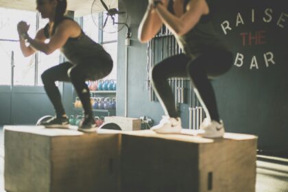 squat squat, exercice, fitness, musculation, jambes, fessiers, bonne posture, prévention blessures
