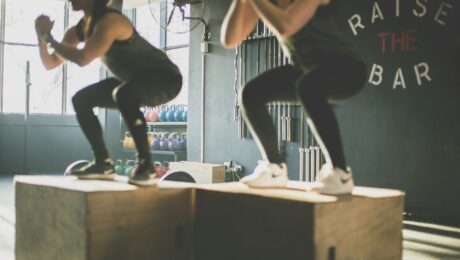 squat, exercice, fitness, musculation, jambes, fessiers, bonne posture, prévention blessures