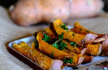Power bowl de patate douce recette saine avec protéines et légumes
